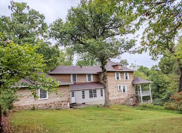 arkansas/springdale/attraction/rabbit-foot-lodge