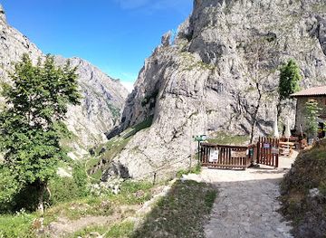 spain/picos-de-europa/attraction/bulnes-el-castillo
