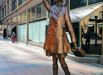 minnesota/minneapolis/attraction/mary-tyler-moore-statue