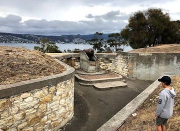 australia/tasmanian-wilderness/attraction/kangaroo-bluff-battery-historic-site