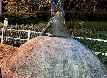 belgium/louvain-la-neuve/attraction/dancing-couple-statue