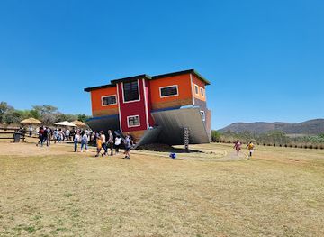 south-africa/battlefields/attraction/upside-down-house