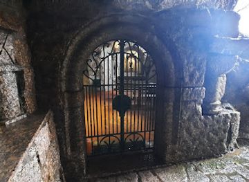 portugal/guimaraes/attraction/gruta-do-medo