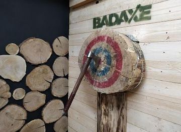 poland/krakow/attraction/mad-axe-axe-throwing-krakow