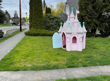 washington/everett/attraction/the-pink-castle
