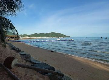 thailand/rayong/attraction/bang-saray-beach