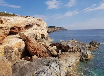 malta/blue-grotto/attraction/wall-stone-beach