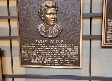 tennessee/nashville-music-row/attraction/country-music-hall-of-fame-rotunda