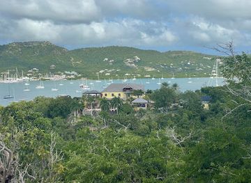 antigua-and-barbuda/shirley-heights-lookout/attraction/middle-ground-trail