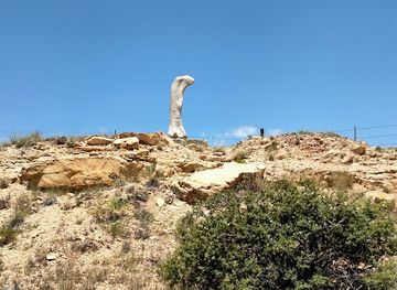 oklahoma/black-mesa-state-park/attraction/a-replica-of-a-brontosaurus-femur