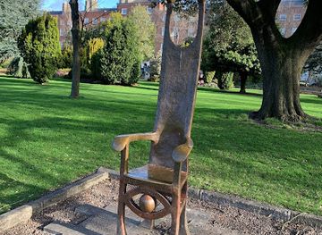ireland/dublin/merrion-square/attraction/the-joker-s-chair