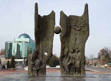 uzbekistan/tashkent/attraction/cosmonaut-monument