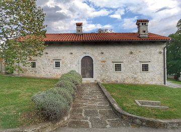 slovenia/sezana/attraction/kobilarna-lipica-kraska-hisa