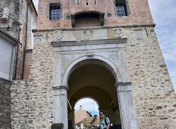 slovenia/koper/attraction/town-gate