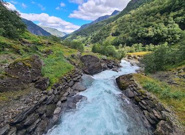norway/sogn-og-fjordane/attraction/cave-waterfall-hogabru
