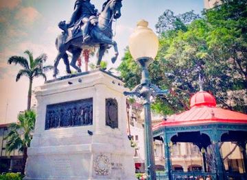 ecuador/guayaquil/barrio-del-centenario/attraction/monumento-a-simon-bolivar