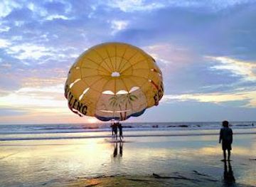 ecuador/salinas/attraction/parasailing-montanita-ecuador