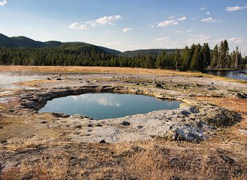 montana/the-yellowstone-valley/attraction/old-faithful