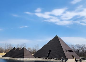 illinois/waukegan/attraction/gold-pyramid