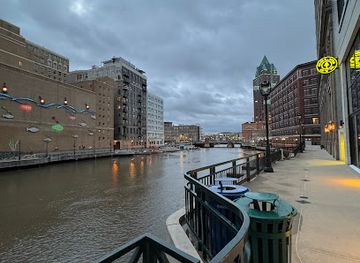 wisconsin/milwaukee/attraction/milwaukee-riverwalk-west