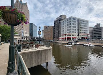 wisconsin/milwaukee/attraction/bronze-fonz-by-gerald-p-sawyer