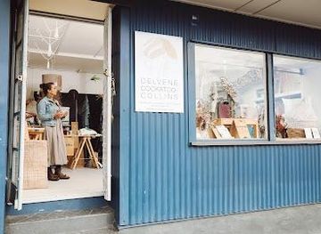 australia/outback/attraction/delvene-cockatoo-collins-art