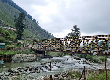 india/kashmir-great-lakes/attraction/drung-waterfall