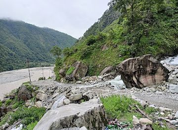 nepal/helambu-trek/attraction/mailung-waterfall