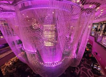 kentucky/henderson/attraction/the-chandelier