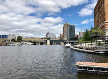 wisconsin/milwaukee/attraction/milwaukee-riverwalk-downtown-s-east-bank