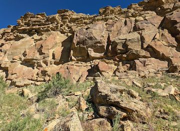 wyoming/wind-river-range/attraction/legend-rock-state-petroglyph-site