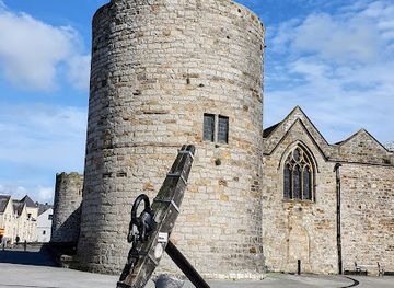 united-kingdom/caernarfonshire/attraction/town-walls-in-caenarfon