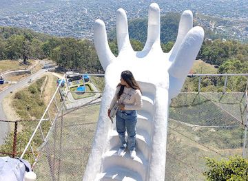 nepal/mustang/attraction/hand-statue