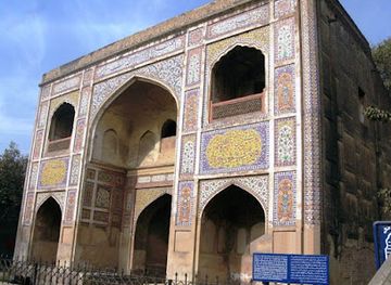 pakistan/central-punjab/attraction/tomb-of-dai-anga
