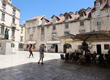 croatia/trogir/attraction/radic-brothers-square-fruit-square