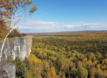 canada/southwestern-ontario/attraction/cup-and-saucer-nature-reserve