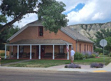 north-dakota/maah-daah-hey-trail/attraction/von-hoffman-house