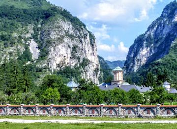 romania/valcea/attraction/polovragi-monastery