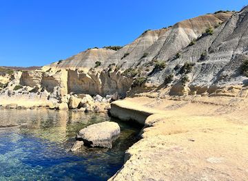 malta/gozo/attraction/xatt-l-ahmar-salt-pans