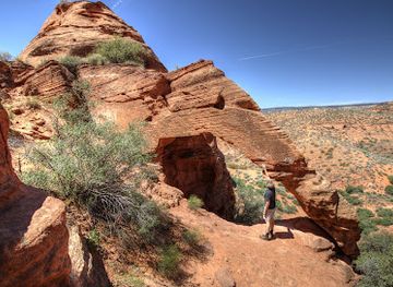 utah/canyonlands/attraction/elephant-arch