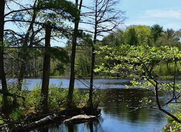 rhode-island/trustom-pond-national-wildlife-refuge/attraction/fisherville-brook-wildlife-refuge-parking