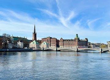 sweden/stockholm/gamla-stan/attraction/homeless-fox-statue