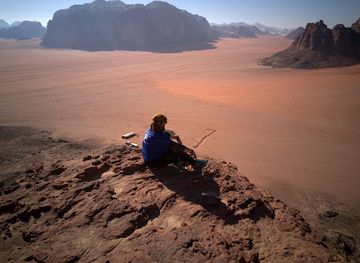 jordan/wadi-rum/attraction/maginun-bolanda-rock