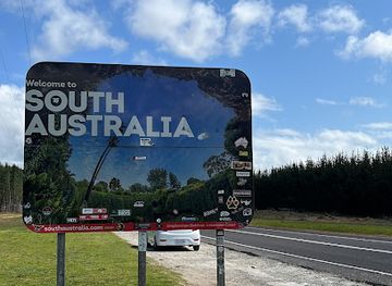 australia/south-east-south-australia/attraction/south-australia-victoria-border-sign