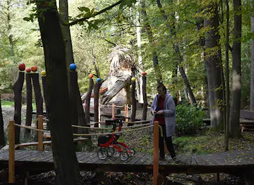 Dřevěná socha obra v Bělském lese