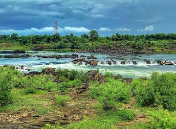 india/central-india/attraction/ghughra-waterfall