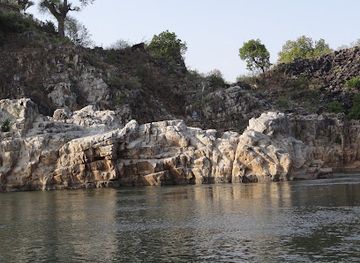 india/central-india/attraction/blue-marble-rocks