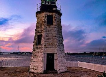 rhode-island/yawgoo-valley-ski-area-water-park/attraction/newport-harbor-lighthouse