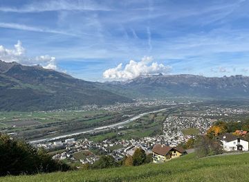 liechtenstein/furstensteig/attraction/sitzbank-in-der-hohe-mit-sehr-schoner-aussicht-auf-das-rheintal