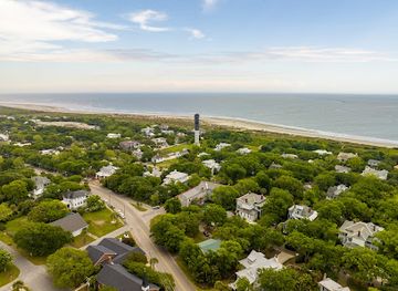 south-carolina/charleston-area-beaches/attraction/sullivan-s-island-lighthouse